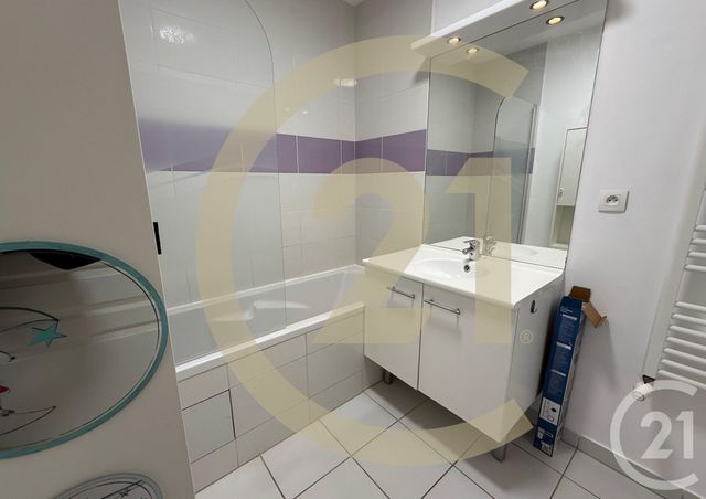 Appartement T3 &agrave; louer - 3 pi&egrave;ces - 65,68 m2 - L Isle D Abeau - 38 - RHONE-ALPES