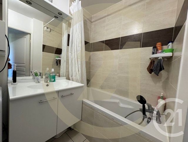 Appartement T3 &agrave; louer - 3 pi&egrave;ces - 67,34 m2 - Bourgoin Jallieu - 38 - RHONE-ALPES