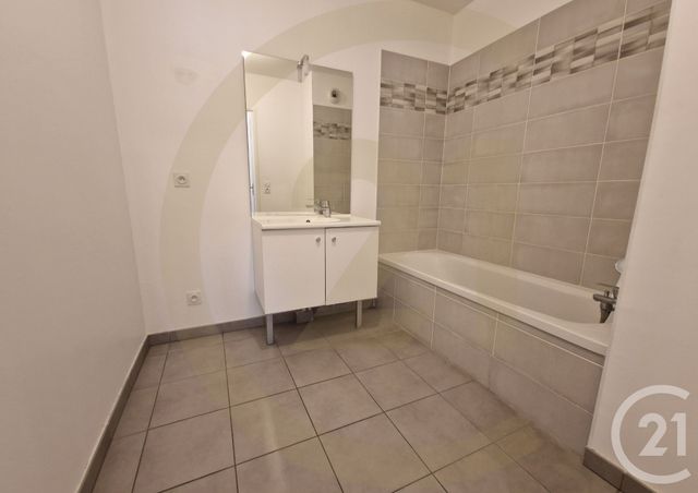Appartement T3 &agrave; louer - 3 pi&egrave;ces - 68,74 m2 - Bourgoin Jallieu - 38 - RHONE-ALPES